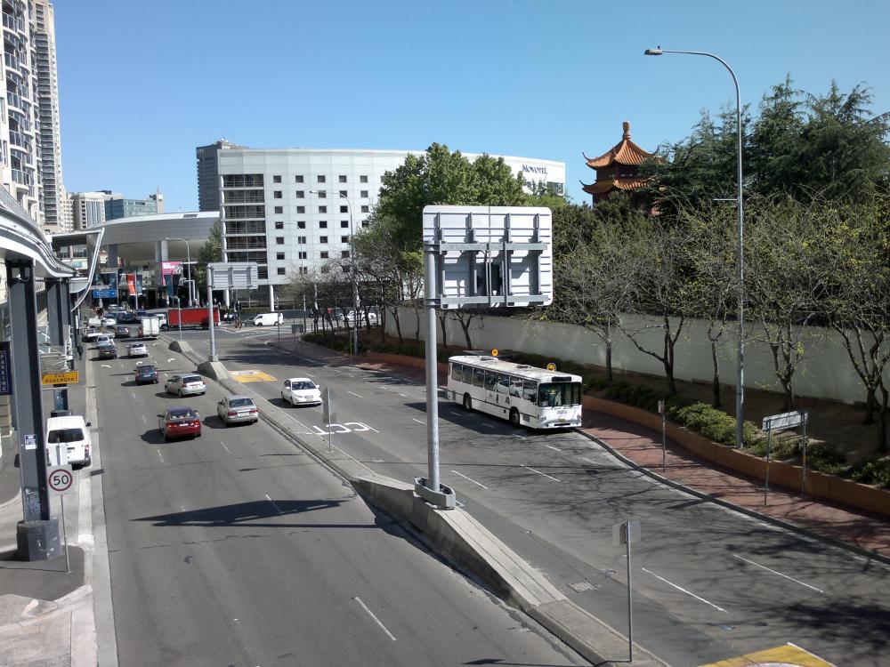 Po těch sloupech vlevo jezdí tramvaj! MonoRail se jmenuje ;)