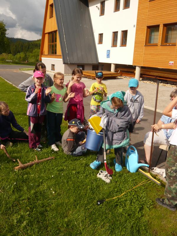 4.den odpoledne - Paní uklizečka spěchá na vlak. Musí si posbírat všechny věci a spěchat!